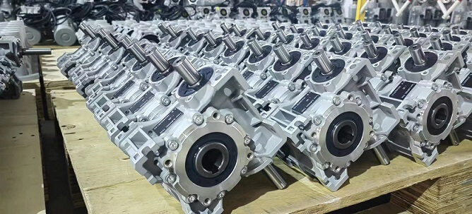 迈传四轴减速机 SJMRV090双轴入 双向输出轴减速机厂家定制